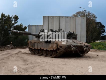 Süd-Israel, Israel. Februar 2024. Ein israelischer Panzer parkte am 27. Februar 2024 in der Nähe einer Schutzmauer im Süden Israels nahe der Grenze zum Gazastreifen. Israel wartet auf weitere Geiseln für den Austausch von Gefangenen sowie auf einen sechswöchigen Waffenstillstand in seinem Krieg mit der Hamas, der unter Zeichen, dass dies in der kommenden Woche passieren könnte, ausgehandelt wird, so US-Präsident Joe Biden. Foto von Jim Hollander/UPI Credit: UPI/Alamy Live News Stockfoto