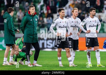 Dominik Hladun, Bartosz Kapustka, Radovan Pankov und Gil Dias (von L nach R) aus Legia sind nach dem Play-off-Spiel der UEFA Europa Conference League zwischen Legia Warszawa und Molde FK im Marschall Jozef Pilsudski Legia Warschau Municipal Stadium zu sehen. Endpunktzahl; Legia Warszawa 0:3 Molde FK. Stockfoto