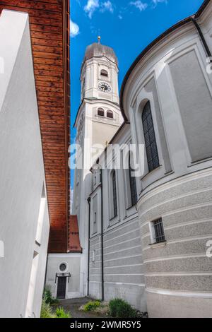 Nesselwang, Deutschland - 06. Juli 2023: Nordlicht-Weitwinkelblick auf den Glockenturm und Zugang zur Turmkapelle der St. Andreas-Kirche. Stockfoto