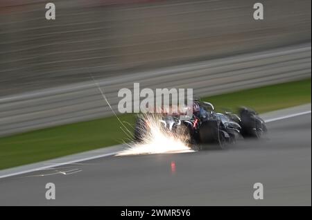 Sakhir, Bahrain. Februar 2024. BAHRAIN, Sakhir, 22. Februar: Funken hinter dem F1-Auto am zweiten Tag der F1-Tests auf dem Bahrain International Circuit am 22. Februar 2024 in Bahrain, Formel-1-Vorsaison-Tests, Bild & Copyright Jerry ANDRE/ATP Images (ANDRE Jerry/ATP/SPP) Credit: SPP Sport Press Photo. /Alamy Live News Stockfoto