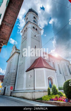 Nesselwang, Deutschland - 06. Juli 2023: Extremer Weitwinkelblick auf die St. Andreas Kirche mit Glockenturm in Nesselwang von Norden entgegen. Stockfoto