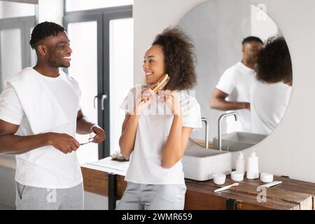 Ein schwarzes Paar macht sich gemütlich zusammen und verbringt Zeit im Bad Stockfoto