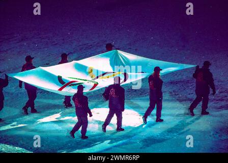 Olympische Flagge bei der Eröffnungszeremonie der Olympischen Winterspiele 1994 in Lillehammer, Norwegen. Stockfoto