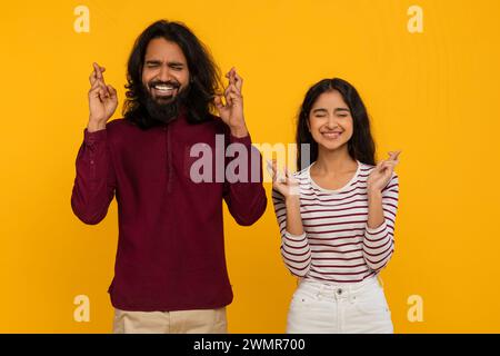 Abergläubischer junger indianer kreuzen die Finger Stockfoto