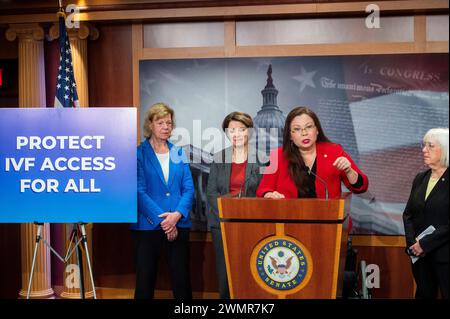 Washington, Vereinigte Staaten. Dezember 2023. Der US-Senator Tammy Duckworth (Demokrat von Illinois), zweiter von rechts, wird von der US-Senatorin Tammy Baldwin (Demokrat von Wisconsin) links begleitet, die US-Senatorin Amy Klobuchar (Demokrat von Minnesota), zweiter von links. und US-Senator Patty Murray (Demokrat von Washington), rechts, für eine Pressekonferenz zum Urteil des Obersten Gerichtshofs von Alabama über IVF und die Notwendigkeit, den Zugang zu IVF landesweit zu sichern, im US-Kapitol in Washington, DC, Dienstag, den 27. Februar 2024. Quelle: Rod Lamkey/CNP/dpa/Alamy Live News Stockfoto