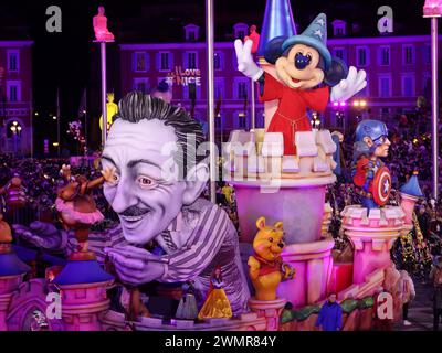 Mickey Mouse & Walt Disney spielte 2024 bei der Parade of Light als riesige Marionetten auf einem Wagen beim Karneval von Nizza 2024. Stockfoto