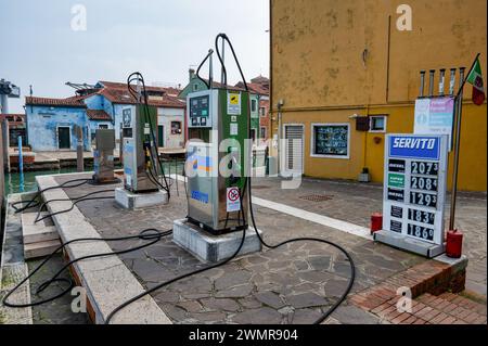 Burano, Italien - 25. Februar 2023: Tankstelle für Boote in Burano Italien. Stockfoto