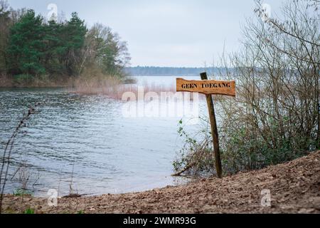 Kein hölzernes Schild in der Nähe eines Sees Stockfoto