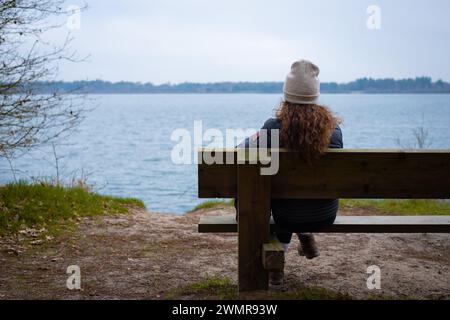 Frau, die sich nach dem Wandern in der Natur auf einer Bank ausruht Stockfoto