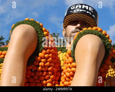 Eine riesige Skulptur eines Sportlers aus Orangen und Zitronen ist in den Bioves Gardens beim Menton Lemon Festival 2024 zu sehen. Stockfoto