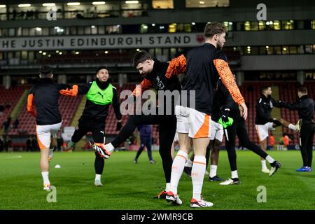 London, Großbritannien. Februar 2024. Spieler von Blackpool wärmen sich vor dem Spiel der Sky Bet League 1 Leyton Orient gegen Blackpool im Matchroom Stadium, London, Großbritannien, 27. Februar 2024 (Foto: Juan Gasparini/News Images) in London, Großbritannien am 27. Februar 2024. (Foto: Juan Gasparini/News Images/SIPA USA) Credit: SIPA USA/Alamy Live News Stockfoto