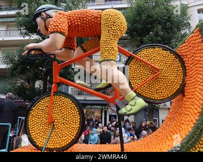 Eine riesige Zitrusskulptur eines Radfahrers ist einer der Sportler mit Olympiathemen, die im Bioves Gardens beim Menton Lemon Festival 2024 zu sehen sind. Stockfoto
