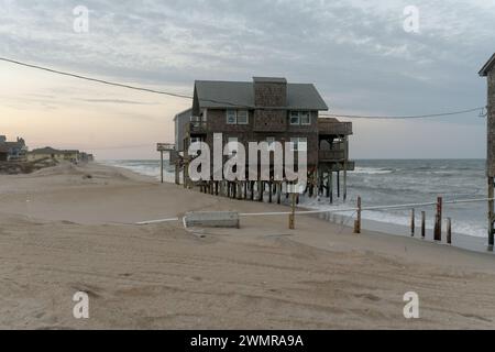 Häuser zerbröckeln in den Outer Banks aufgrund der rasantesten Küstenerosion und des Meeresspiegelanstiegs an der Ostküste der USA ins Meer. Stockfoto