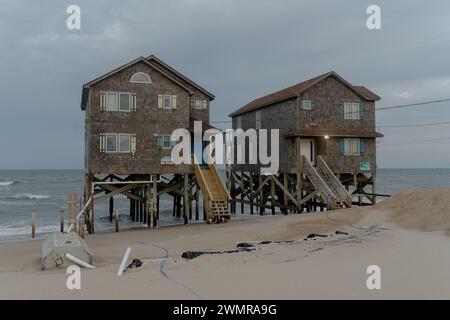 Häuser zerbröckeln in den Outer Banks aufgrund der rasantesten Küstenerosion und des Meeresspiegelanstiegs an der Ostküste der USA ins Meer. Stockfoto