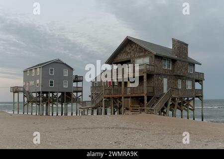 Häuser zerbröckeln in den Outer Banks aufgrund der rasantesten Küstenerosion und des Meeresspiegelanstiegs an der Ostküste der USA ins Meer. Stockfoto