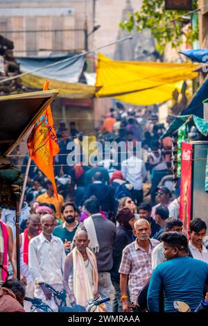 Überfüllte Gassen in der Nähe der Ghats bei Varanasi am Ganges in Indien Stockfoto