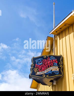 Neonschild und gelbes Gebäude am berühmten Fischrestaurant Old Fisherman's Grotto an der berühmten Fischkai in Monterey, Kalifornien Stockfoto