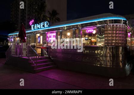 Miami, USA. November 2023. Das ikonische 11th St Diner am South Beach. Stockfoto