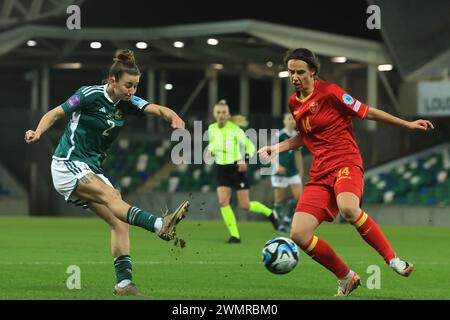 Die nordirische Rebecca McKenna (links) und die montenegrinische Jovana Saric kämpfen um den Ball während des 2. Legs der UEFA Women's Nations League in Windsor Park, Belfast. Bilddatum: Dienstag, 27. Februar 2024. Stockfoto