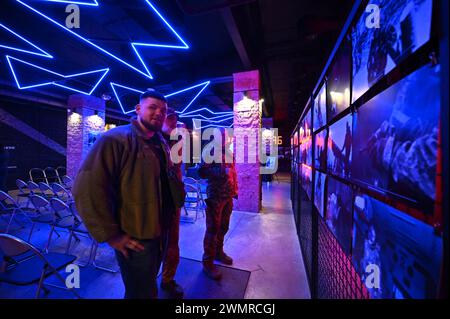 Nicht exklusiv: Soldaten nehmen an der Eröffnung der Fotoausstellung „On the Frontline of Life“ Teil, mit Fotos, die während des Militärs auf Kamm gemacht wurden Stockfoto