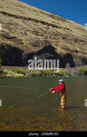 Fliegenfischen der Deschutes Wild und Scenic River, Wild und Scenic Deschutes River, untere Deschutes National Back Country Byway, Oregon Stockfoto