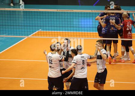 Monza, Italien, Donnerstag, 25. Februar 2024. Projekt Warszawa feiert den Sieg beim CEV Volleyball Cup 2024 zwischen DEM MINT Vero Volley Monza und dem Projekt Warszawa, Opiquad Arena, Monza. Quelle: Mattia Martegani/Alamy Live News Stockfoto