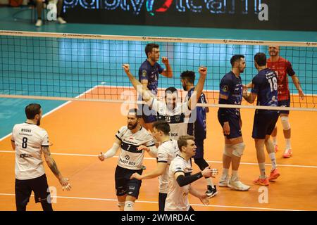 Monza, Italien, Donnerstag, 25. Februar 2024. Projekt Warszawa feiert den Sieg beim CEV Volleyball Cup 2024 zwischen DEM MINT Vero Volley Monza und dem Projekt Warszawa, Opiquad Arena, Monza. Quelle: Mattia Martegani/Alamy Live News Stockfoto