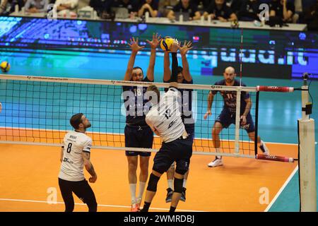 Monza, Italien, Donnerstag, 25. Februar 2024. Artur Szalpuk (Projekt Warszawa), Gabriele Di Martino (MINT Vero Volley Monza), Eric Loeppky (MINT Vero Volley Monza) während des CEV Volleyball Cup 2024 zwischen MINT Vero Volley Monza und Projekt Warszawa, Opiquad Arena, Monza. Quelle: Mattia Martegani/Alamy Live News Stockfoto