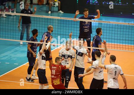 Monza, Italien, Donnerstag, 25. Februar 2024. Projekt Warszawa feiert den Sieg beim CEV Volleyball Cup 2024 zwischen DEM MINT Vero Volley Monza und dem Projekt Warszawa, Opiquad Arena, Monza. Quelle: Mattia Martegani/Alamy Live News Stockfoto