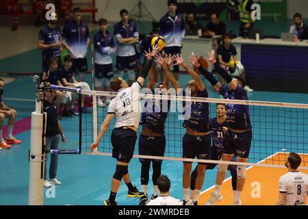 Monza, Italien, Donnerstag, 25. Februar 2024. Artur Szalpuk (Projekt Warszawa), Fernando Kreling (MINT Vero Volley Monza), Gianluca Galassi (MINT Vero Volley Monza) während des CEV Volleyball Cup 2024 zwischen MINT Vero Volley Monza und Projekt Warszawa, Opiquad Arena, Monza. Quelle: Mattia Martegani/Alamy Live News Stockfoto