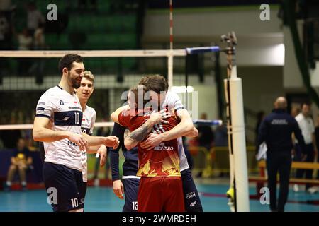 Monza, Italien, Donnerstag, 25. Februar 2024. Projekt Warszawa feiert den Sieg beim CEV Volleyball Cup 2024 zwischen DEM MINT Vero Volley Monza und dem Projekt Warszawa, Opiquad Arena, Monza. Quelle: Mattia Martegani/Alamy Live News Stockfoto