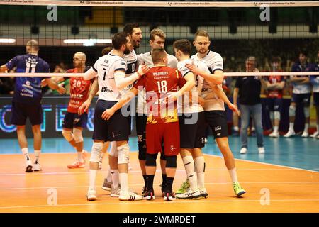 Monza, Italien, Donnerstag, 25. Februar 2024. Projekt Warszawa feiert den Sieg beim CEV Volleyball Cup 2024 zwischen DEM MINT Vero Volley Monza und dem Projekt Warszawa, Opiquad Arena, Monza. Quelle: Mattia Martegani/Alamy Live News Stockfoto