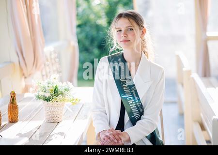 Porträt eines Abiturienten. Übersetzung der Inschrift: Absolvent 2023. Stockfoto