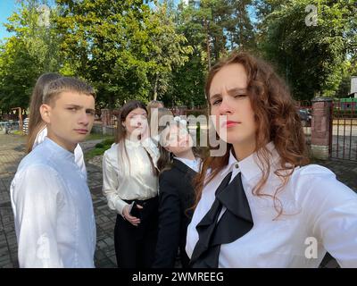 Schulkinder machen ein Foto an einem Sommertag. Stockfoto