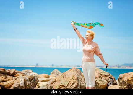 Glückliche reife Frau lächelt und hat Spaß am Strand Stockfoto