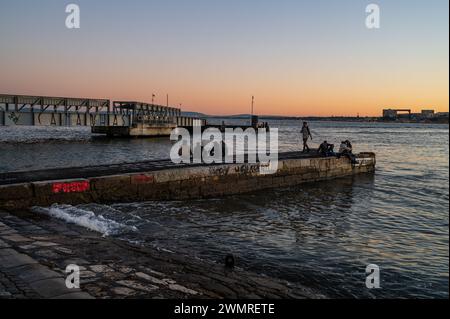 Das Cais do Sodre am Wasser ist ein pulsierendes Nachtleben und kulinarisches Ziel in Lissabon, Portugal Stockfoto