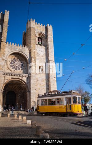 Die Straßenbahn fährt an der Kathedrale von Lissabon, Portugal Stockfoto