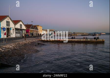 Das Cais do Sodre am Wasser ist ein pulsierendes Nachtleben und kulinarisches Ziel in Lissabon, Portugal Stockfoto