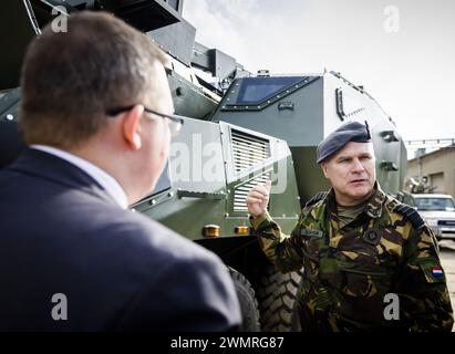 OLOMOUCKA - Kommandeur der Streitkräfte Onno Eichelsheim bei einem Besuch der Waffenfabrik der Excalibur Armee. Der niederländische General besucht zwei Rüstungsfabriken in der Tschechischen Republik, die unter anderem Material in die Ukraine liefern. ANP SEM VAN DER WAL niederlande aus - belgien aus Stockfoto