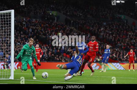 Christopher Nkunku aus Chelsea (18) versucht, an Caoimhin Kelleher, dem Torhüter von Liverpool, vorbeizuschießen. Carabao Cup Finale 2024, Chelsea gegen Liverpool im Wembley Stadium in London am Sonntag, den 25. Februar 2024. Nur redaktionelle Verwendung. bild von Andrew Orchard/Andrew Orchard Sportfotografie/Alamy Live News Stockfoto