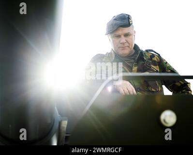 OLOMOUCKA - Kommandeur der Streitkräfte Onno Eichelsheim auf einem T-72-Panzer während eines Besuchs in der Waffenfabrik der Excalibur Army. Der niederländische General besucht zwei Rüstungsfabriken in der Tschechischen Republik, die unter anderem Material in die Ukraine liefern. ANP SEM VAN DER WAL niederlande aus - belgien aus Stockfoto