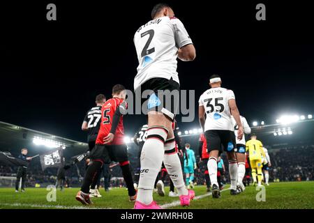 Kane Wilson (Mitte) von Derby County und seine Teamkollegen gehen vor dem Spiel der Sky Bet League One im Pride Park in Derby auf das Feld. Bilddatum: Dienstag, 27. Februar 2024. Stockfoto