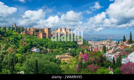 Entdecken Sie die Pracht des Palastes Alhambra, ein Höhepunkt maurischer Kunst in Granada, Spanien, mit atemberaubenden Gärten und Panoramablick, perfekt für Geschichte Stockfoto