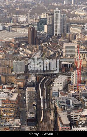 Aus der Vogelperspektive von London mit einem weitläufigen Eisenbahnnetz, das in Richtung Waterloo Station führt Stockfoto