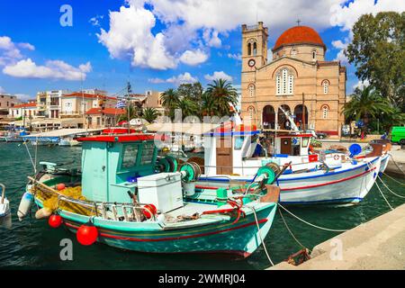 Die Saronischen Inseln in Griechenland. Bezaubernde, wunderschöne griechische Insel - Ägina mit traditionellen Fischerbooten und St. Nikolaikirche Stockfoto