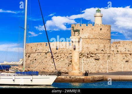 Griechenland Reise, Dodekanese. Rhodos. Hafen von Mandraki mit Symbolstatue von Hirschen und Segelbooten Stockfoto