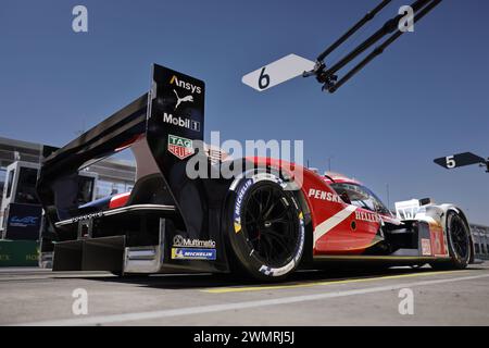 06 ESTRE Kevin (fra), LOTTERER Andre (ger), VANTHOOR Laurens (bel), Porsche Penske Motorsport, Porsche 963 #06, pitlane, während des Prologs der FIA-Weltmeisterschaft 2024, vom 24. bis 26. Februar 2024 auf dem Losail International Circuit in Lusail, Katar Stockfoto