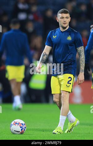 Blackburn, Großbritannien. Februar 2024. Kieran Trippier von Newcastle United wärmt sich vor dem Auftakt beim Spiel der Blackburn Rovers FC gegen Newcastle United FC Emirates FA Cup 5. Runde in Ewood Park, Blackburn, England, Großbritannien am 27. Februar 2024 Credit: Every Second Media/Alamy Live News Stockfoto