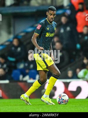 Ewood Park, Blackburn, Großbritannien. Februar 2024. FA Cup Fünfte Runde Fußball, Blackburn Rovers gegen Newcastle United; Alexander Isak von Newcastle United blickt auf, um den Ball in Blackburn's Gebiet zu überqueren. Credit: Action Plus Sports/Alamy Live News Stockfoto