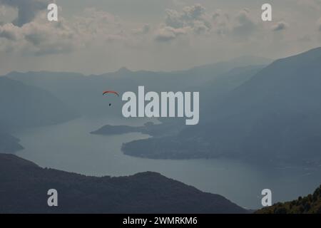 Panorama des Comer Sees von der Alpe Giumello, in der Provinz Lecco, Lombardei, Italien. Stockfoto